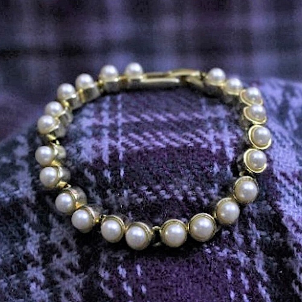 Vintage 7” Signed Gold Tone Glass Pearl Bracelet Folding Clasp